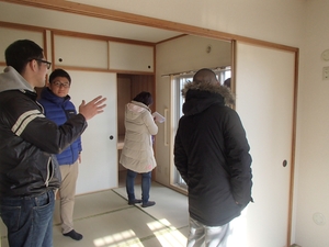 村営住宅を見学している写真