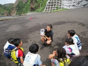 学童クラブの教育支援をしている様子