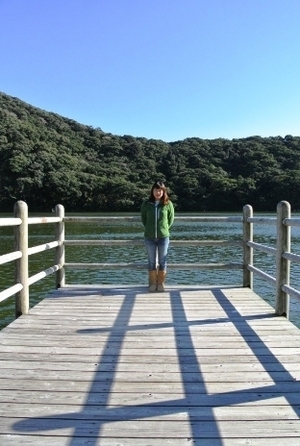 桟橋に立つ菊池氏の様子